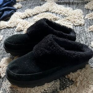 Kookaburra Cozy Black Fuzzy Slippers